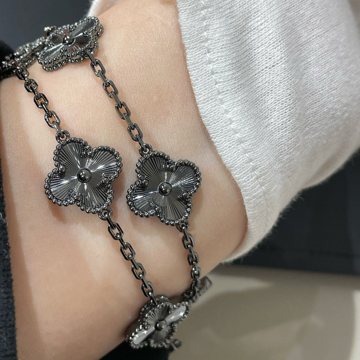 [MIRA]New CLOVER 5 MOTIF BLACK BRACELET