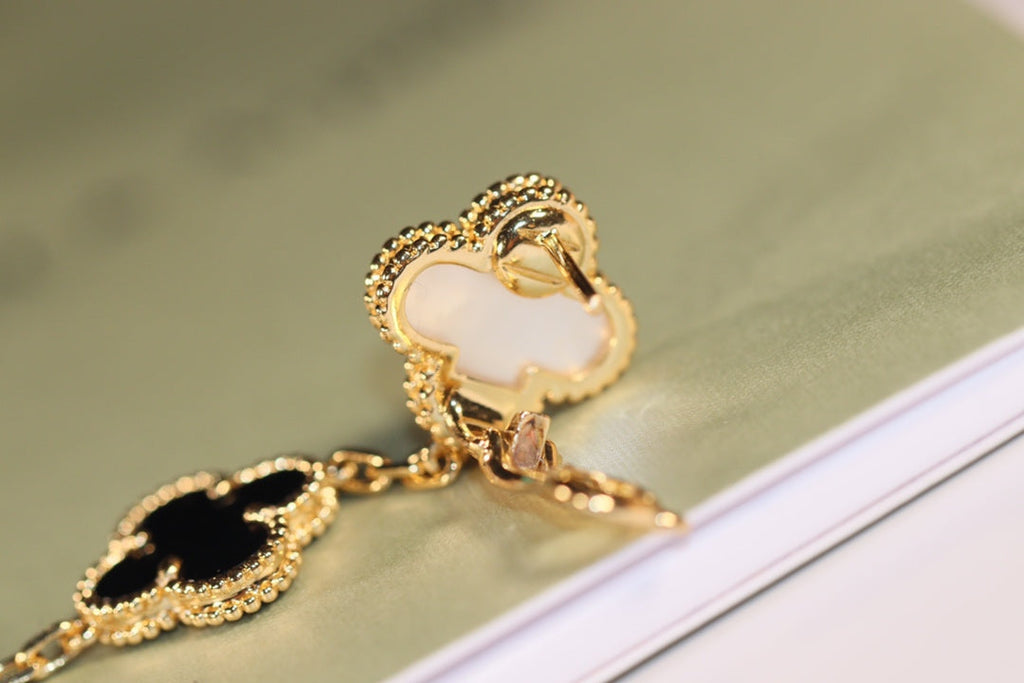 ??MIRA?¡¥CLOVER EARRINGS GOLD ONYX MOP 3 MOTIF