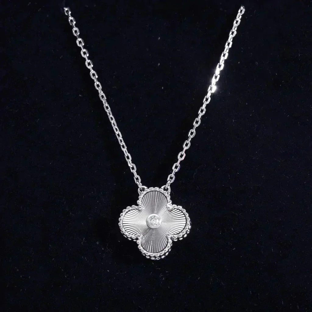 ??MIRA?¡¥CLOVER  15MM DIAMOND LASER NECKLACE SILVER