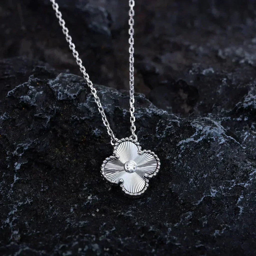 ??MIRA?¡¥CLOVER  15MM DIAMOND LASER NECKLACE SILVER