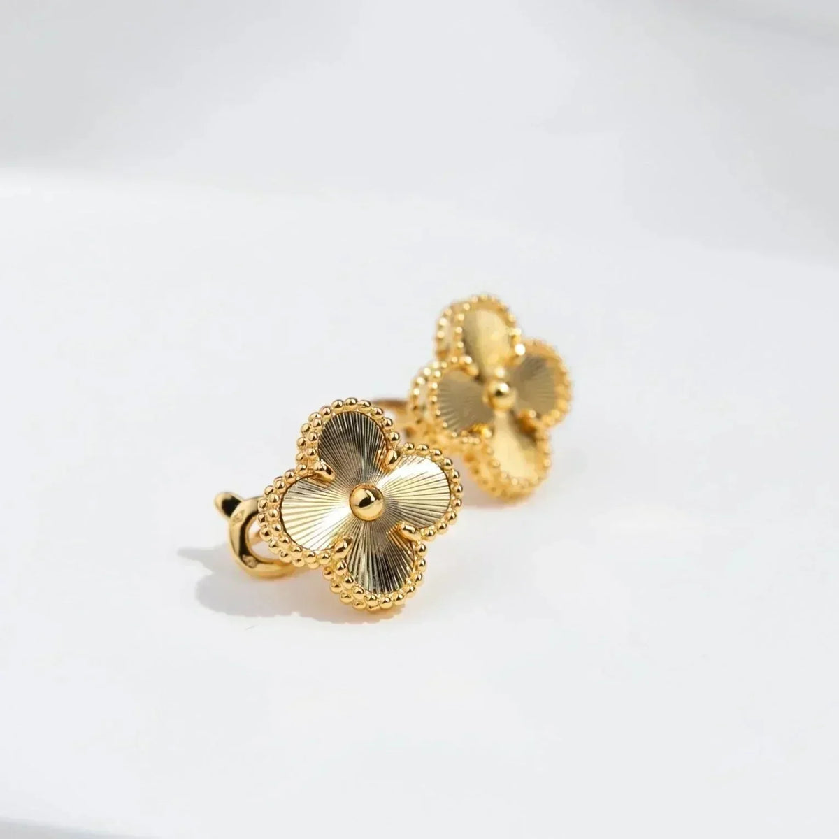??MIRA?¡¥CLOVER MEDIUM 1 MOTIFS LASER EARRINGS