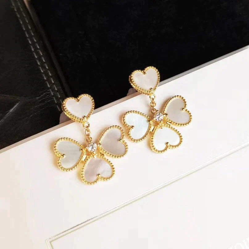 ??MIRA?¡¥CLOVER SWEET WHITE MOP EARRINGS