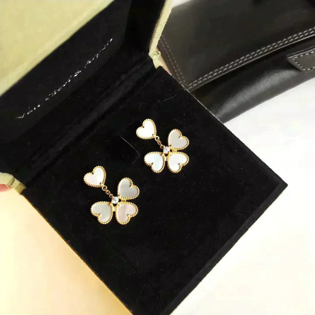 ??MIRA?¡¥CLOVER SWEET WHITE MOP EARRINGS
