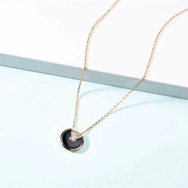 ??MIRA?¡¥AMULETTE GOLD CARNELIAN ONYX NECKLACE