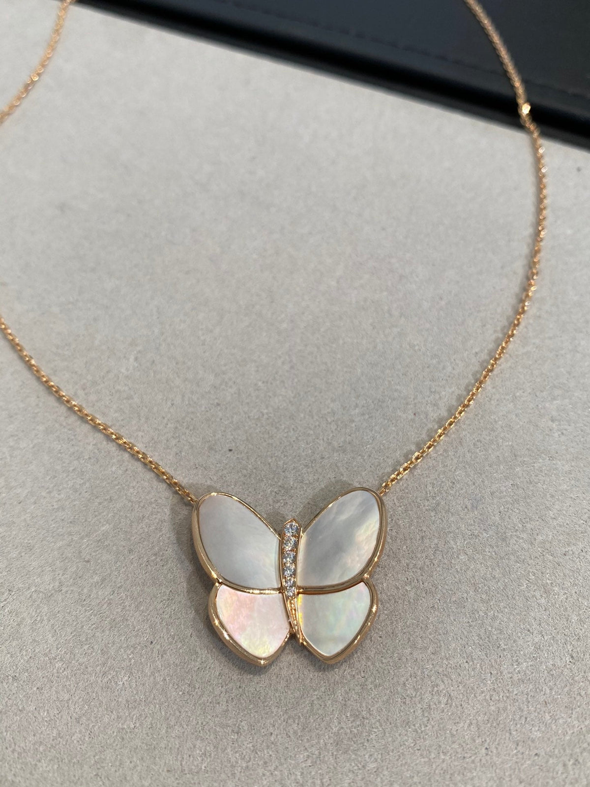 ??MIRA?¡¥BUTTERFLY GOLD MOP DIAMOND NECKLACE