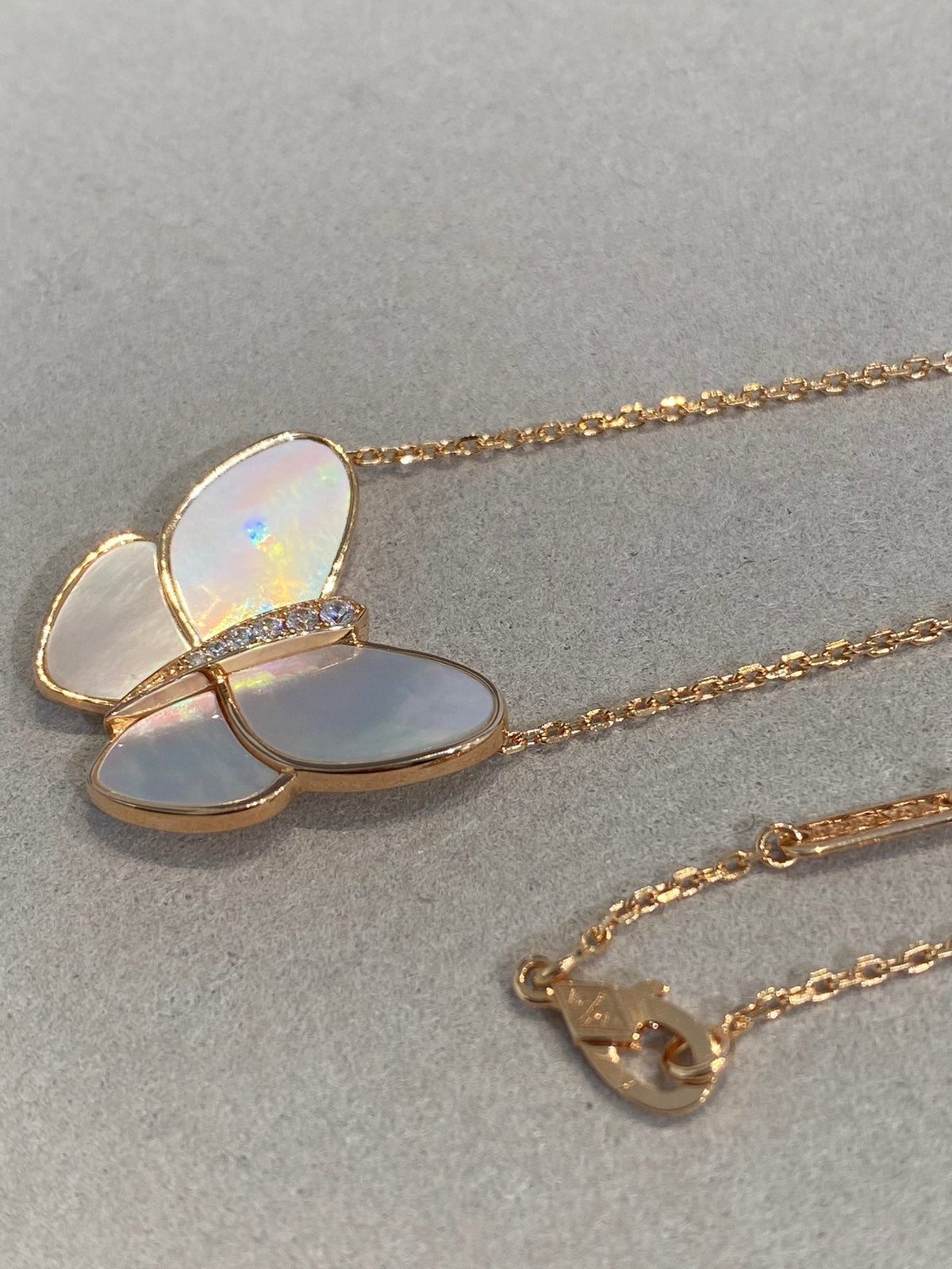 ??MIRA?¡¥BUTTERFLY GOLD MOP DIAMOND NECKLACE