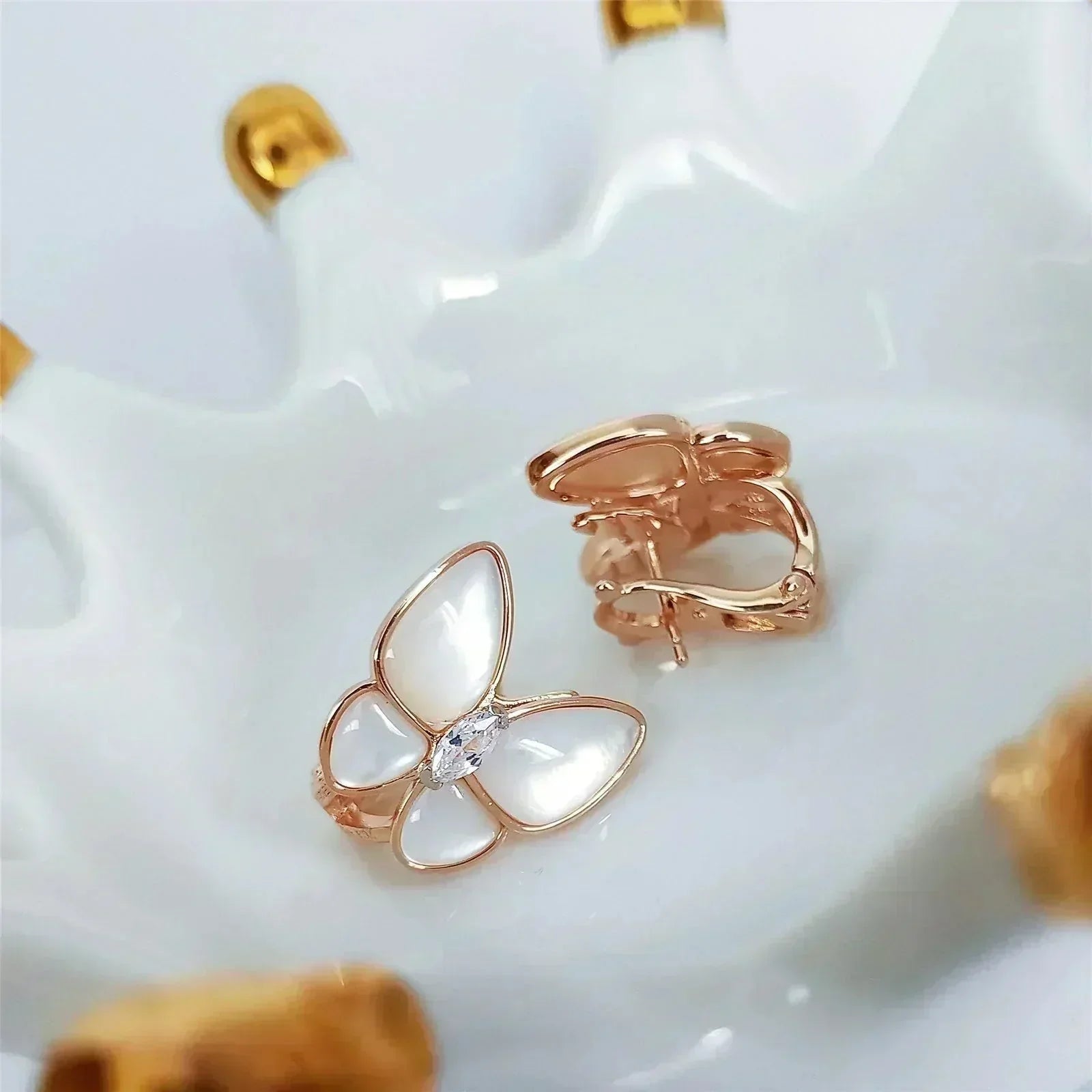 ??MIRA?¡¥BUTTERFLY MOP DIAMOND EARRINGS