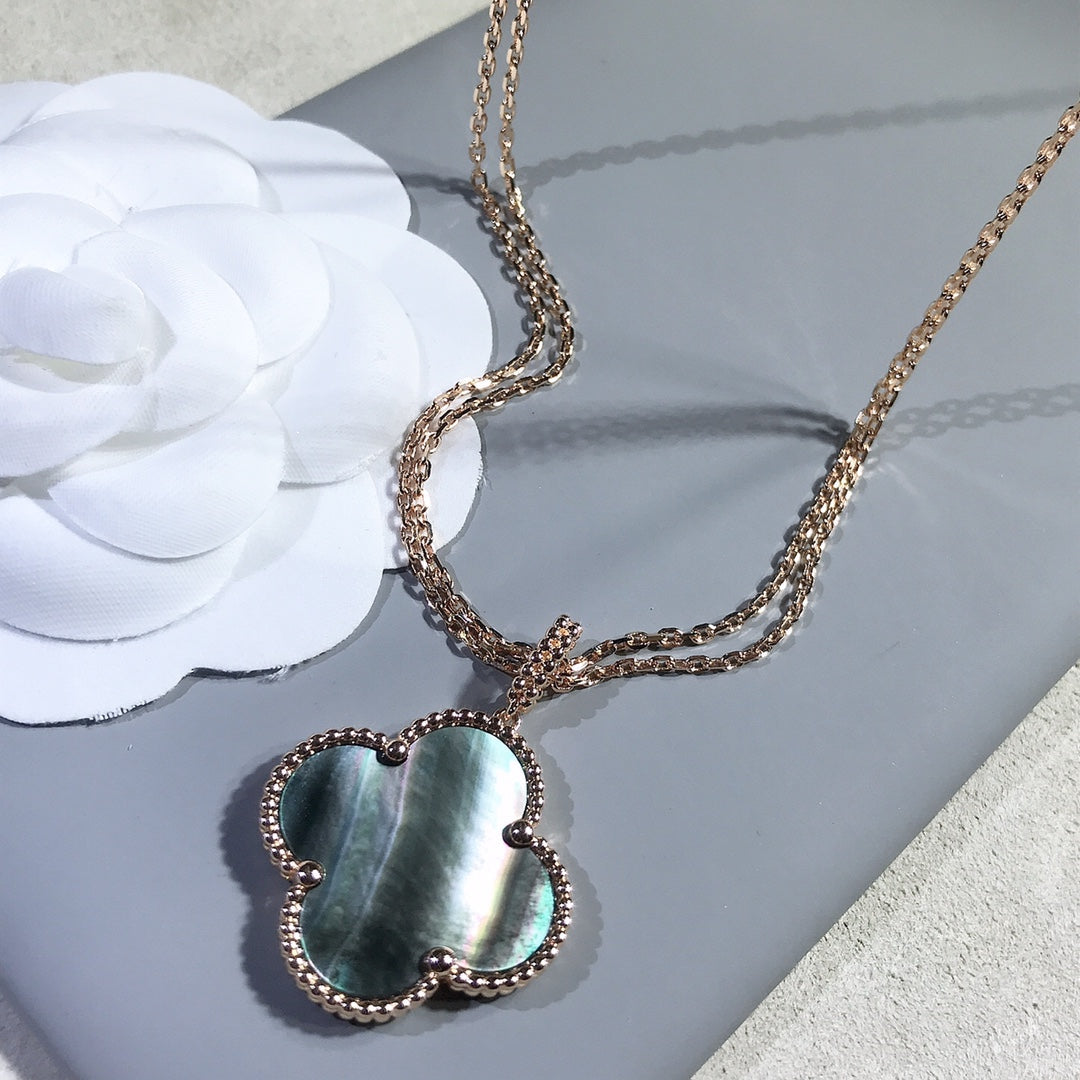 ??MIRA?¡¥CLOVER 25MM GOLD DARK MOP BIG CLOVER NECKLACE