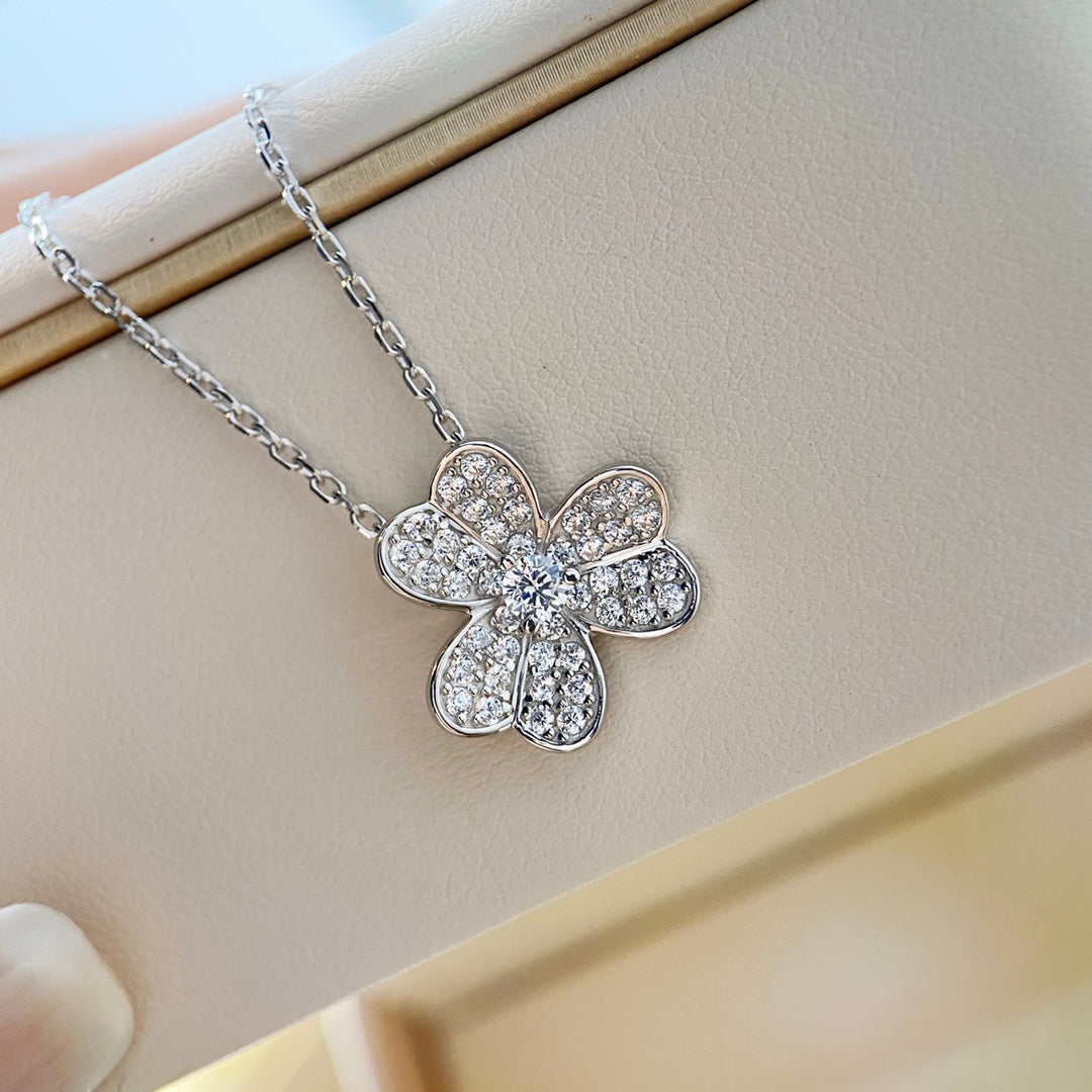 ??MIRA?¡¥CLOVER DIAMOND NECKLACE SILVER