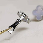 ??MIRA?¡¥CLOVER MEDIUM 1 MOTIFS  WHITE MOP EARRINGS SILVER