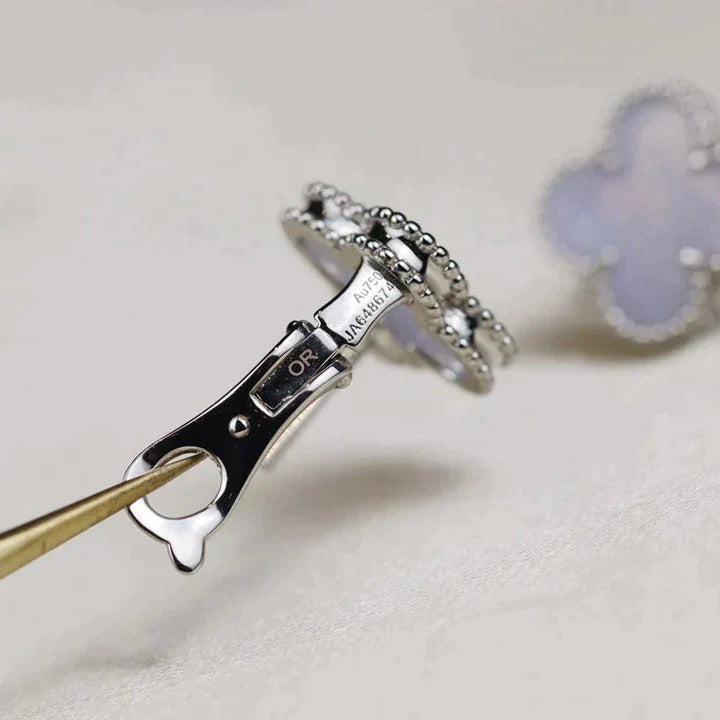 ??MIRA?¡¥CLOVER MEDIUM 1 MOTIFS  WHITE MOP EARRINGS SILVER