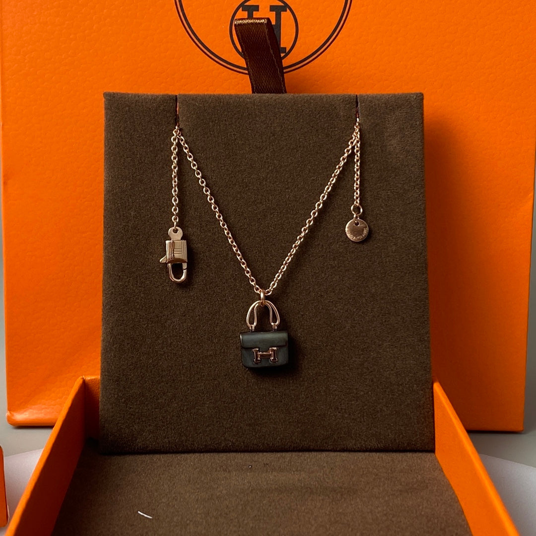 ??MIRA?¡¥CONSTANCE BLACK PEDANT PINK GOLD NECKLACE