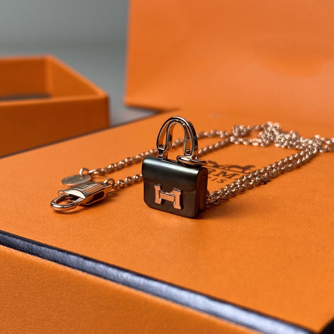??MIRA?¡¥CONSTANCE BLACK PEDANT PINK GOLD NECKLACE