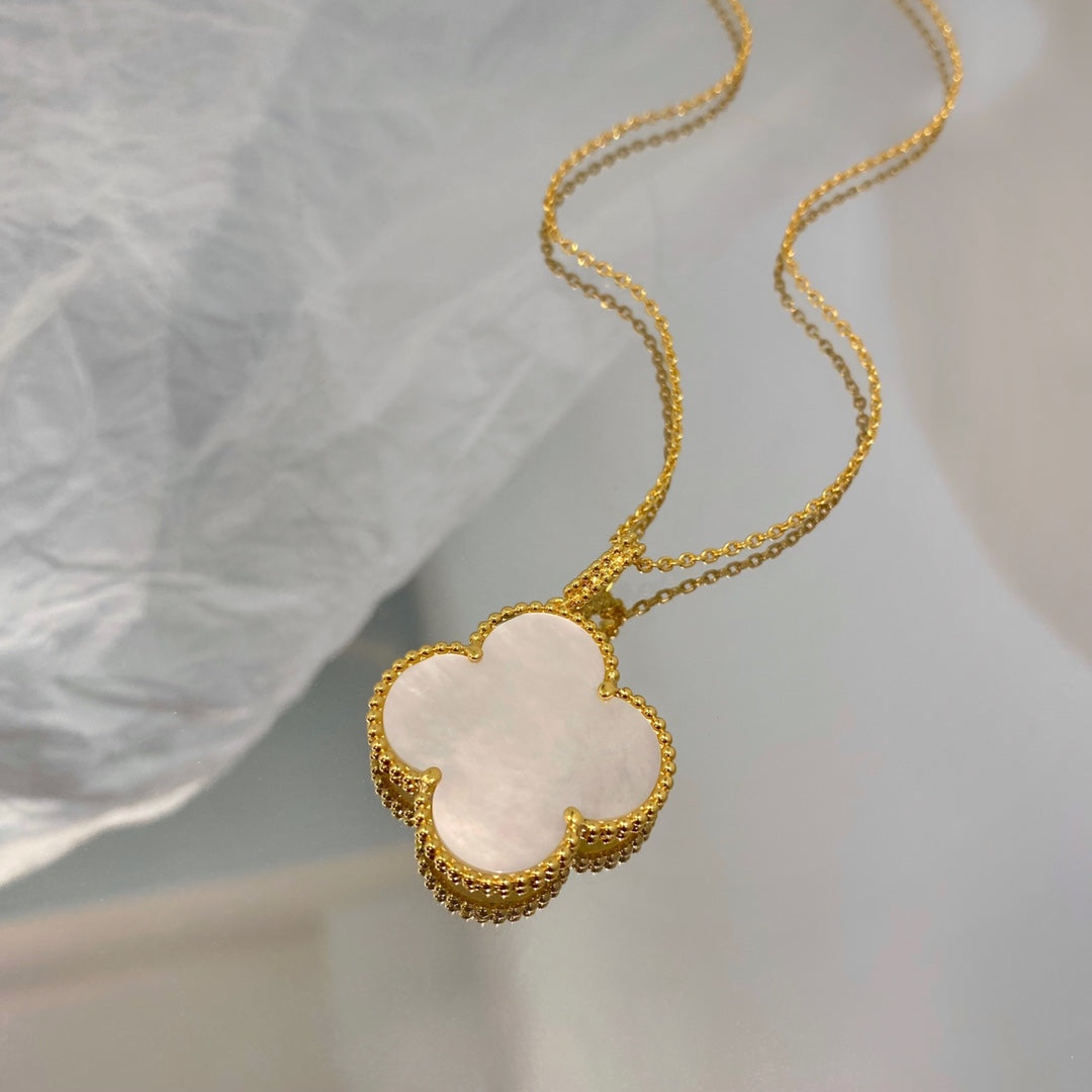 ??MIRA?¡¥CLOVER 25MM MOP LARGE PENDANT NECKLACE