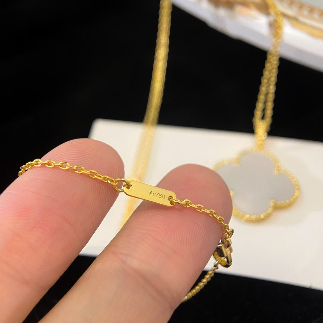 ??MIRA?¡¥CLOVER 25MM MOP LARGE PENDANT NECKLACE