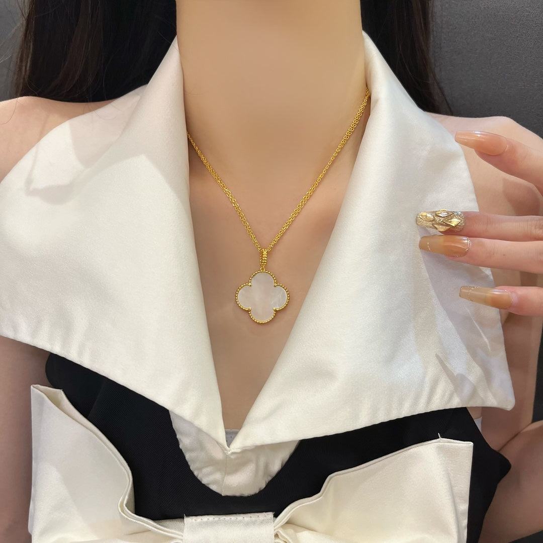 ??MIRA?¡¥CLOVER 25MM MOP LARGE PENDANT NECKLACE