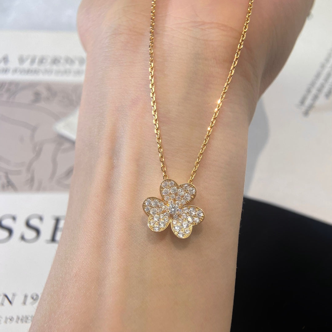 ??MIRA?¡¥FLOWER DIAMOND NECKLACE