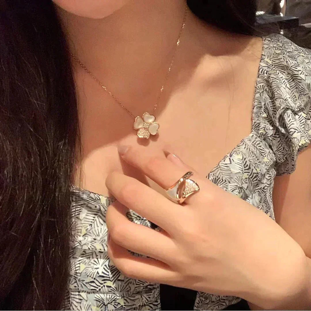 ??MIRA?¡¥CLOVER MOP DIAMOND ROSE GOLD NECKLACE