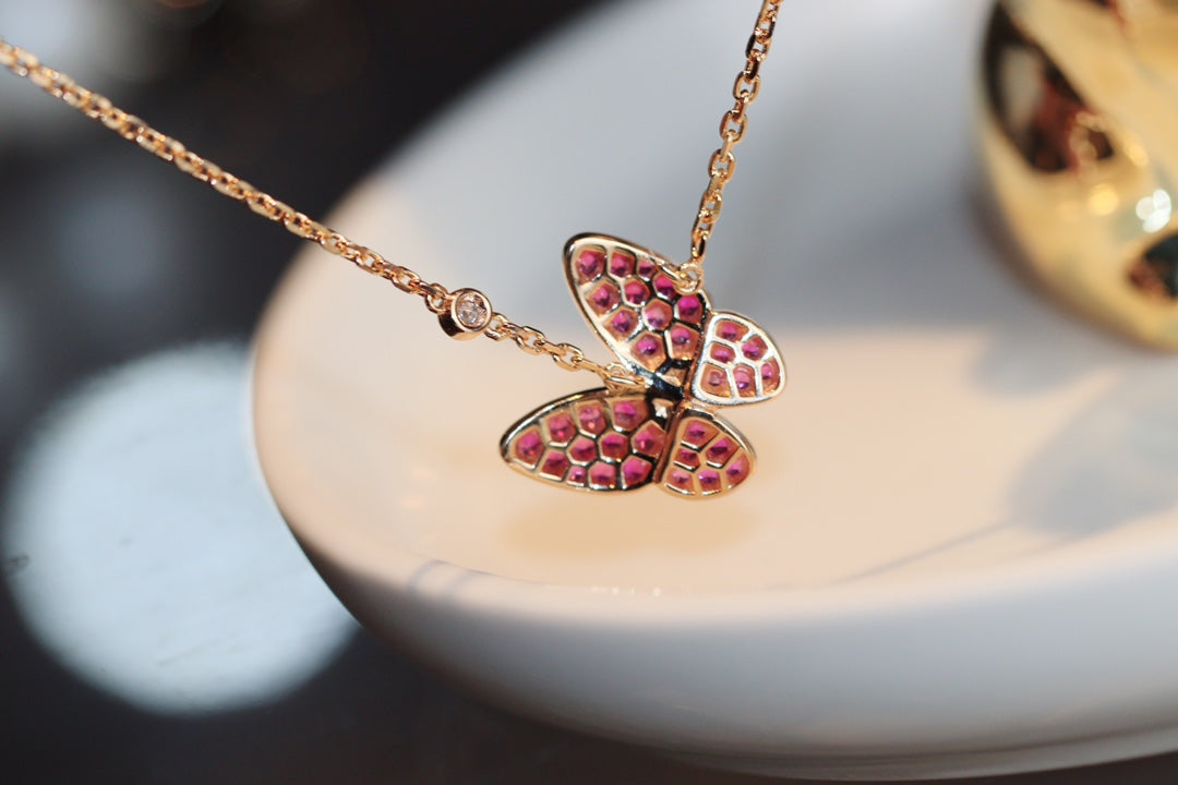 ??MIRA?¡¥BUTTERFLY RED DIAMOND ROSE GOLD NECKLACE