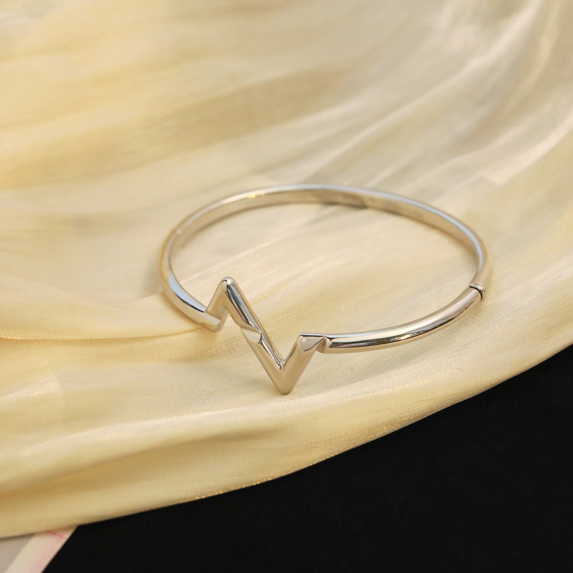 ??MIRA?¡¥VOLTE UPSITE DOWN BRACELET