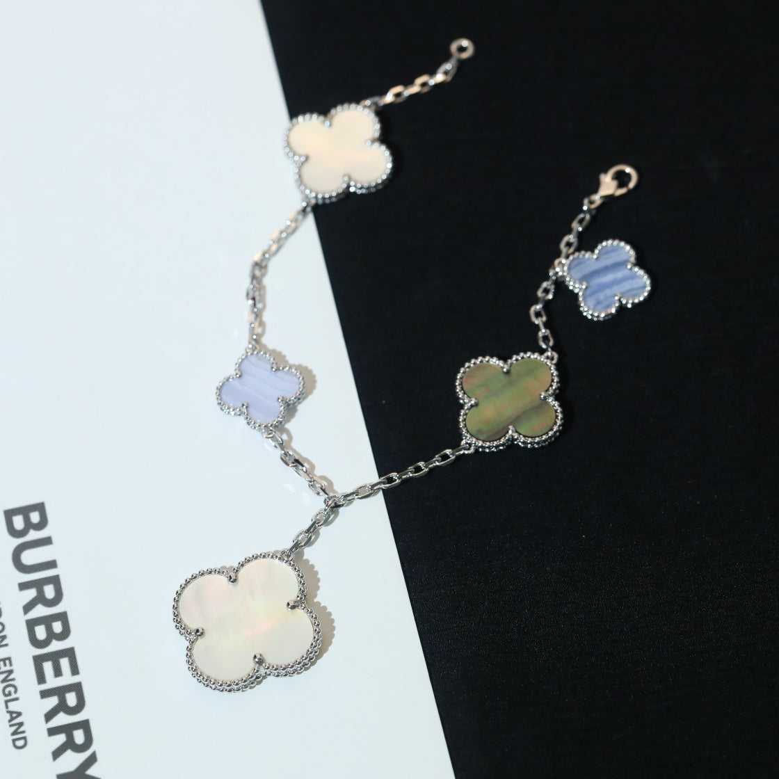 ??MIRA?¡¥CLOVER BRACELET 5 MOTIFS MOP CHALCEDONY SILVER