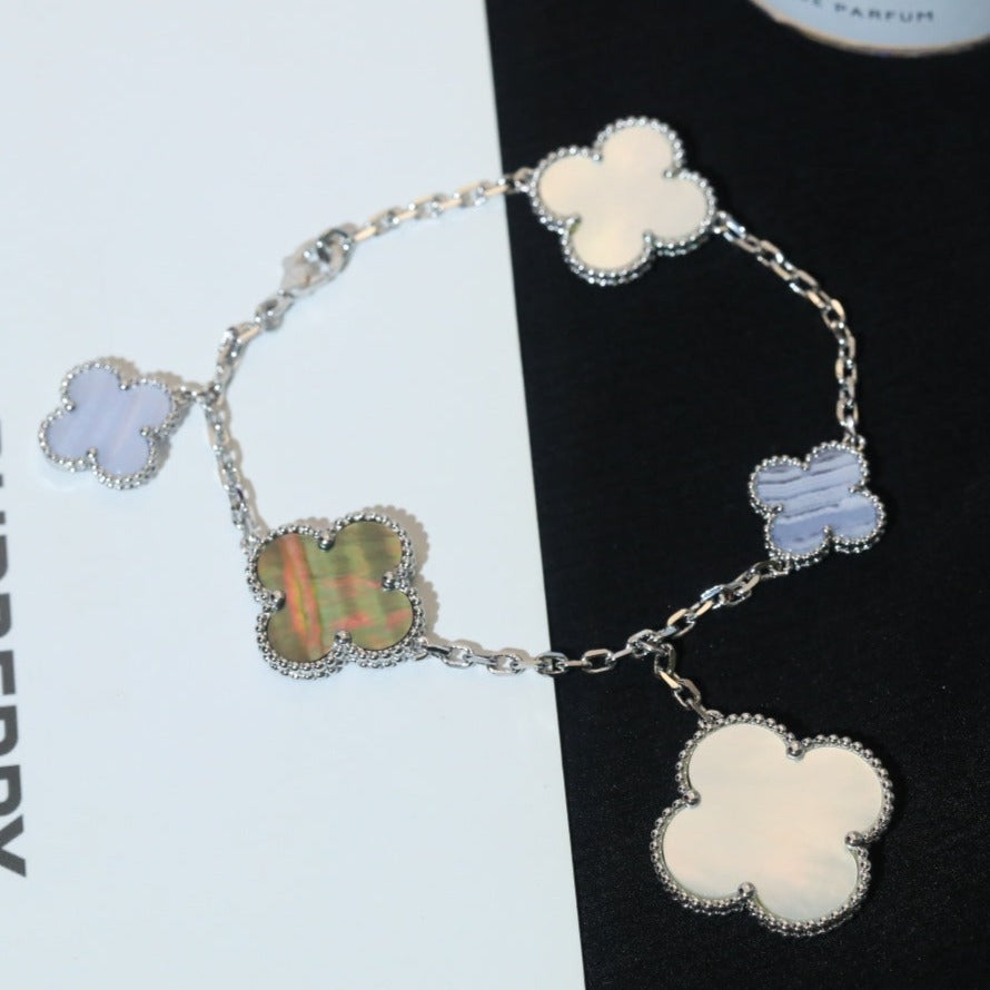??MIRA?¡¥CLOVER BRACELET 5 MOTIFS MOP CHALCEDONY SILVER