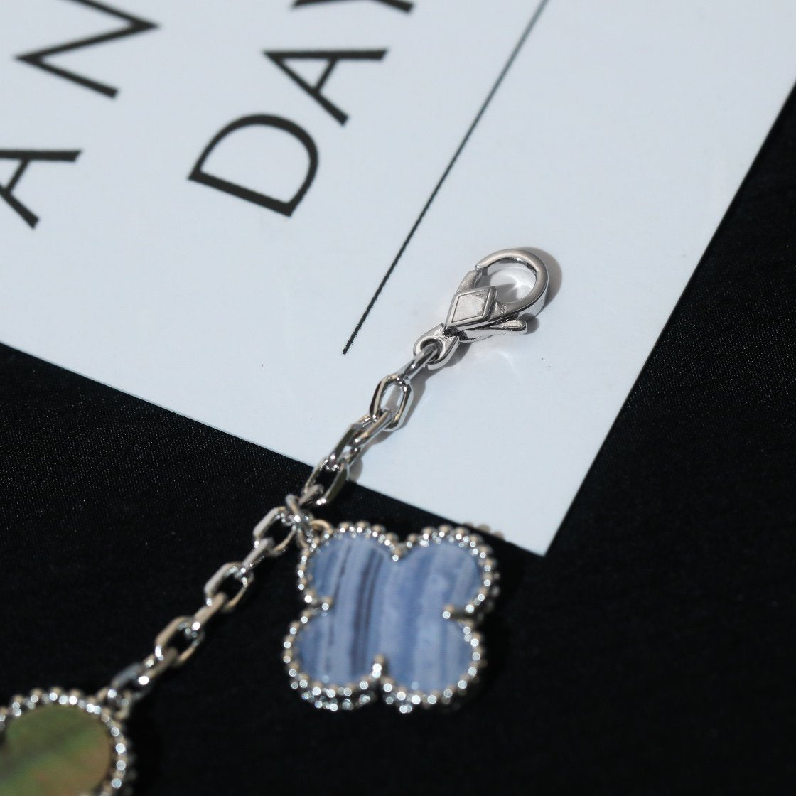 ??MIRA?¡¥CLOVER BRACELET 5 MOTIFS MOP CHALCEDONY SILVER