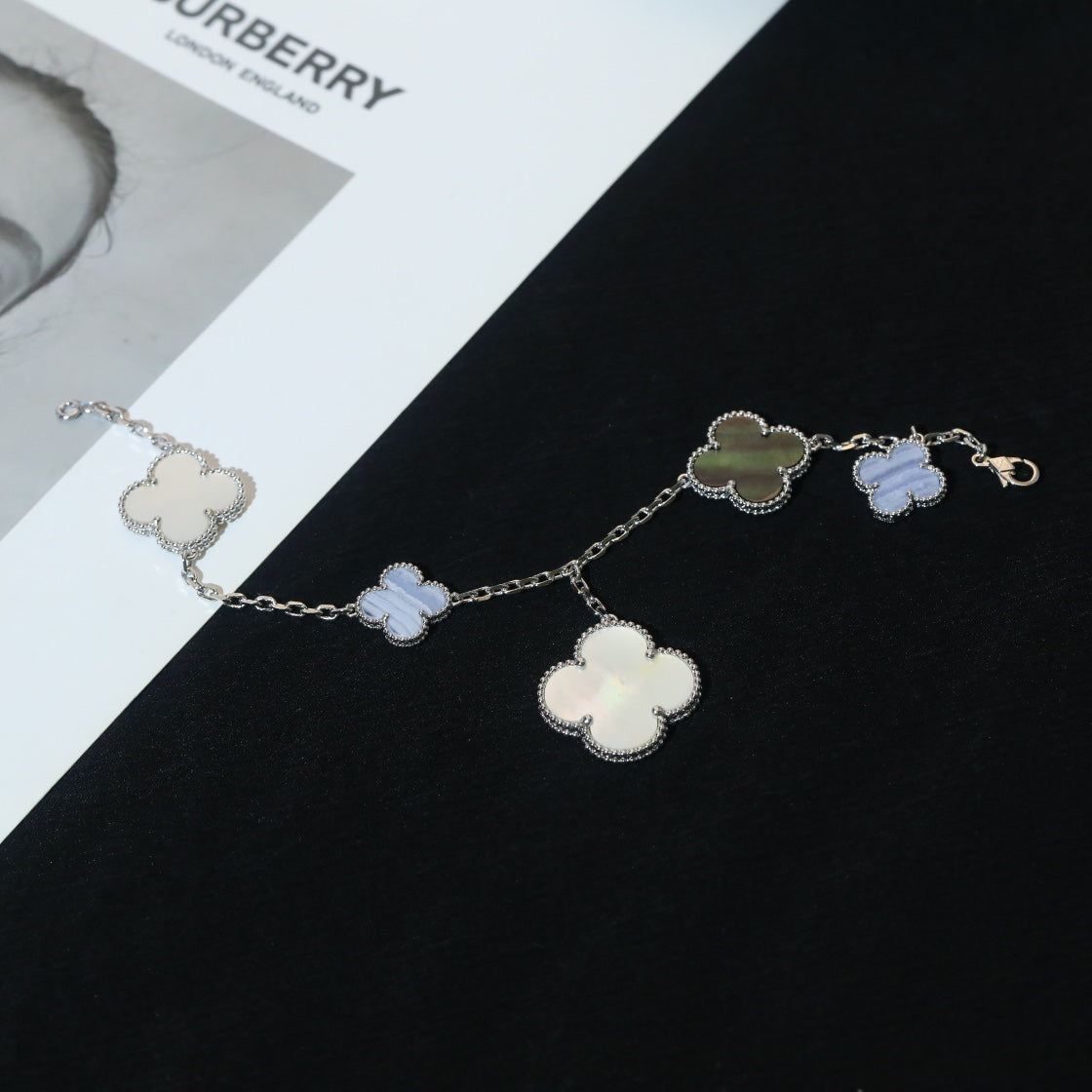 ??MIRA?¡¥CLOVER BRACELET 5 MOTIFS MOP CHALCEDONY SILVER