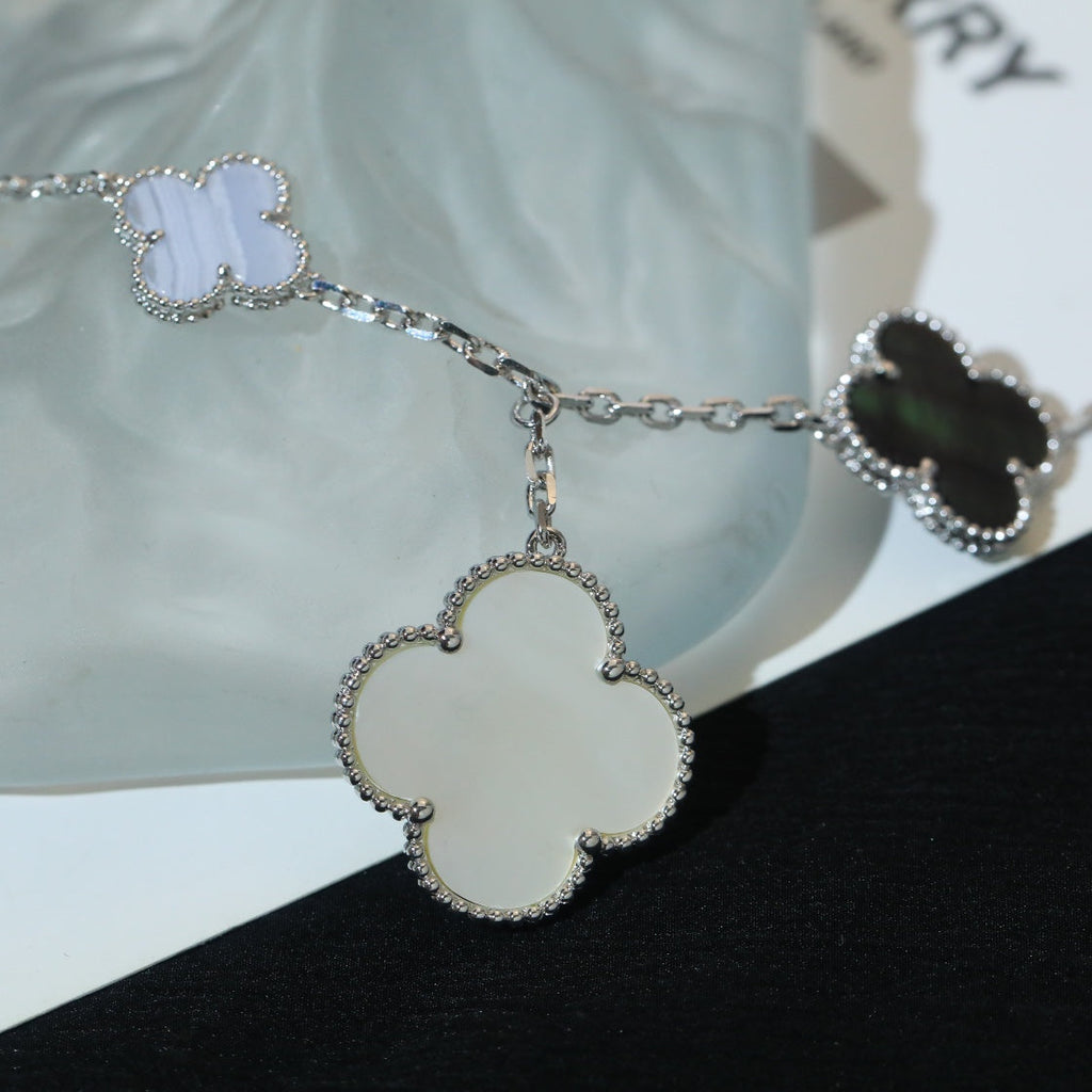 ??MIRA?¡¥CLOVER BRACELET 5 MOTIFS MOP CHALCEDONY SILVER