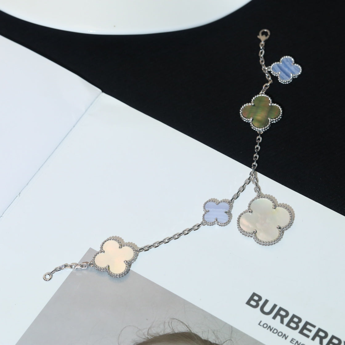 ??MIRA?¡¥CLOVER BRACELET 5 MOTIFS MOP CHALCEDONY SILVER