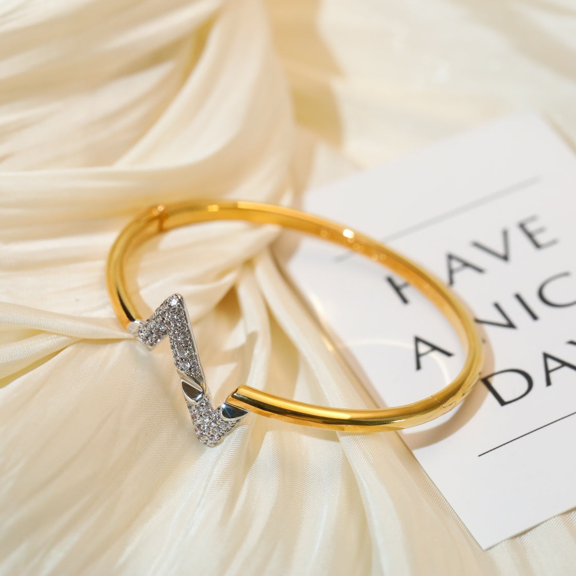 ??MIRA?¡¥VOLTE UPSITE DOWN GOLD DIAMOND BRACELET
