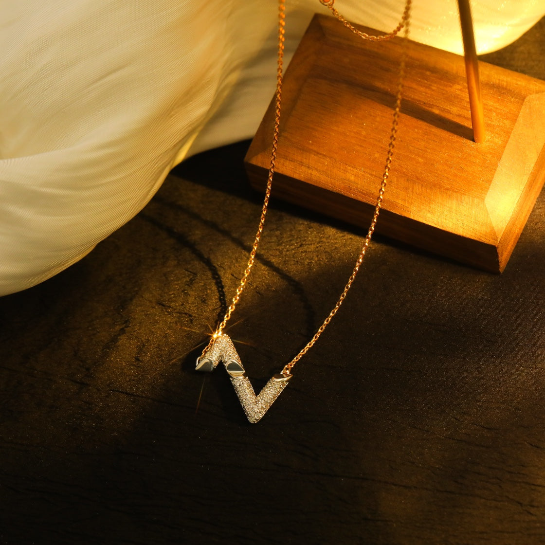 ??MIRA?¡¥VOLT SILVER DIAMOND PEDANT NECKLACE