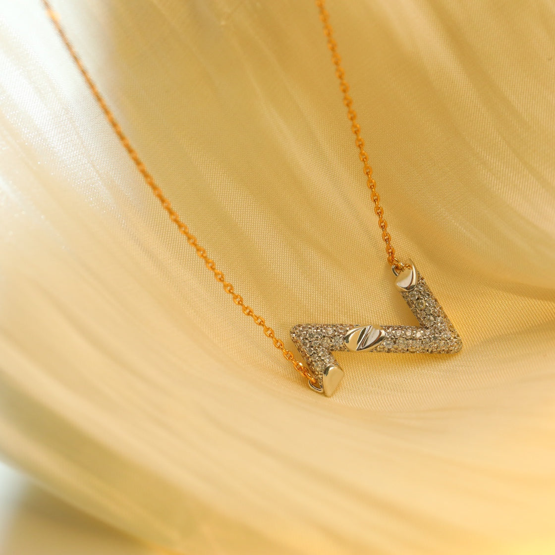 ??MIRA?¡¥VOLT SILVER DIAMOND PEDANT NECKLACE