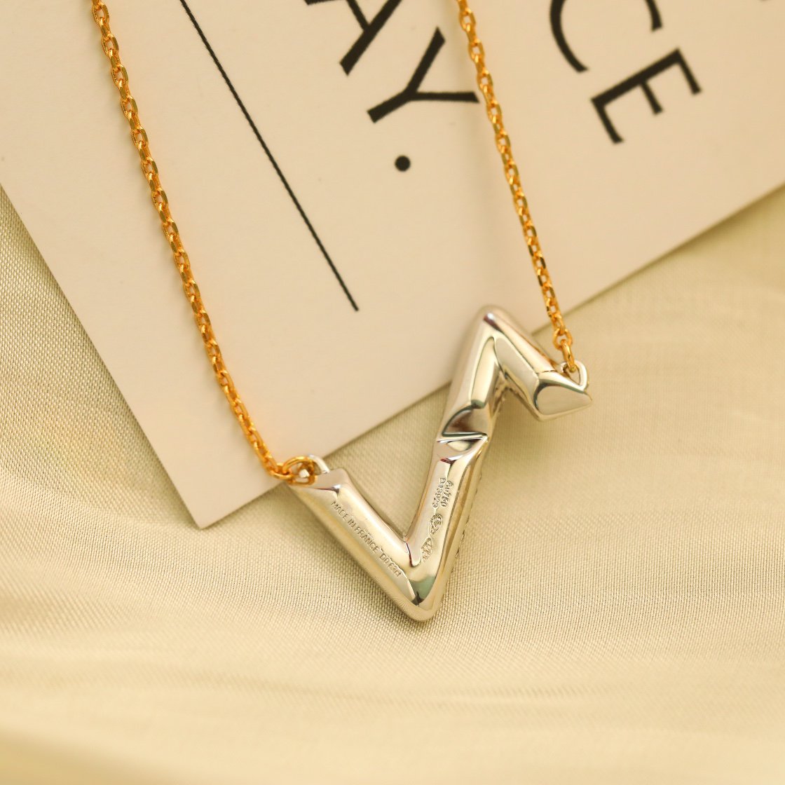 ??MIRA?¡¥VOLT SILVER DIAMOND PEDANT NECKLACE
