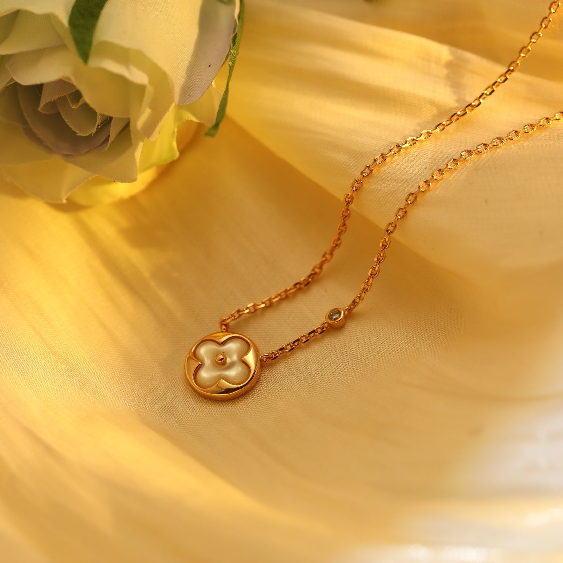 ??MIRA?¡¥SUN PEDANT PINK GOLD 1 DIAMOND NECKLACE