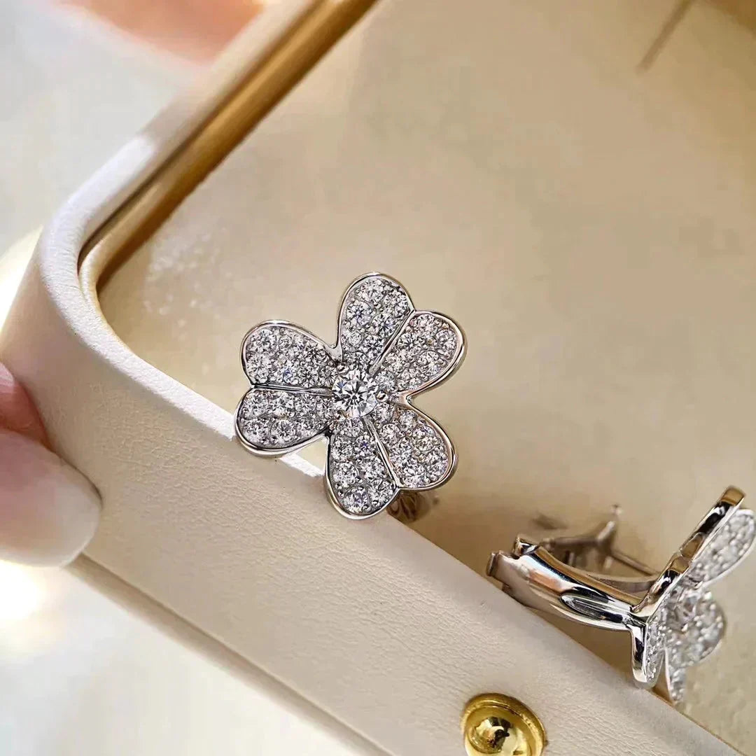 ??MIRA?¡¥CLOVER COMOS DIAMOND EARRINGS SILVER