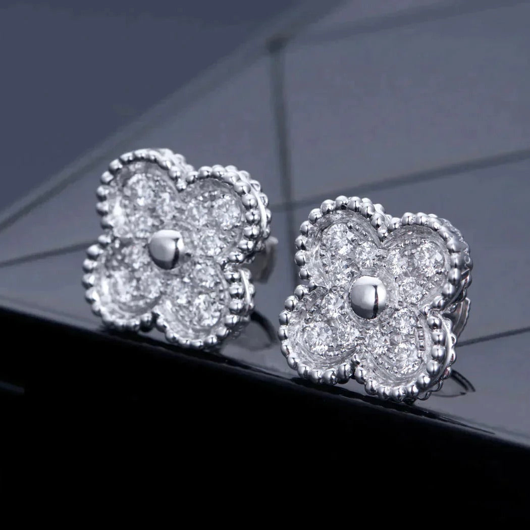 ??MIRA?¡¥CLOVER 1 MOTIFS DIAMOND STUD EARRINGS SILVER