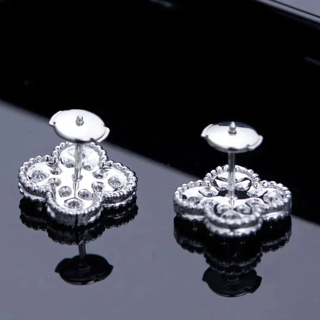 ??MIRA?¡¥CLOVER 1 MOTIFS DIAMOND STUD EARRINGS SILVER