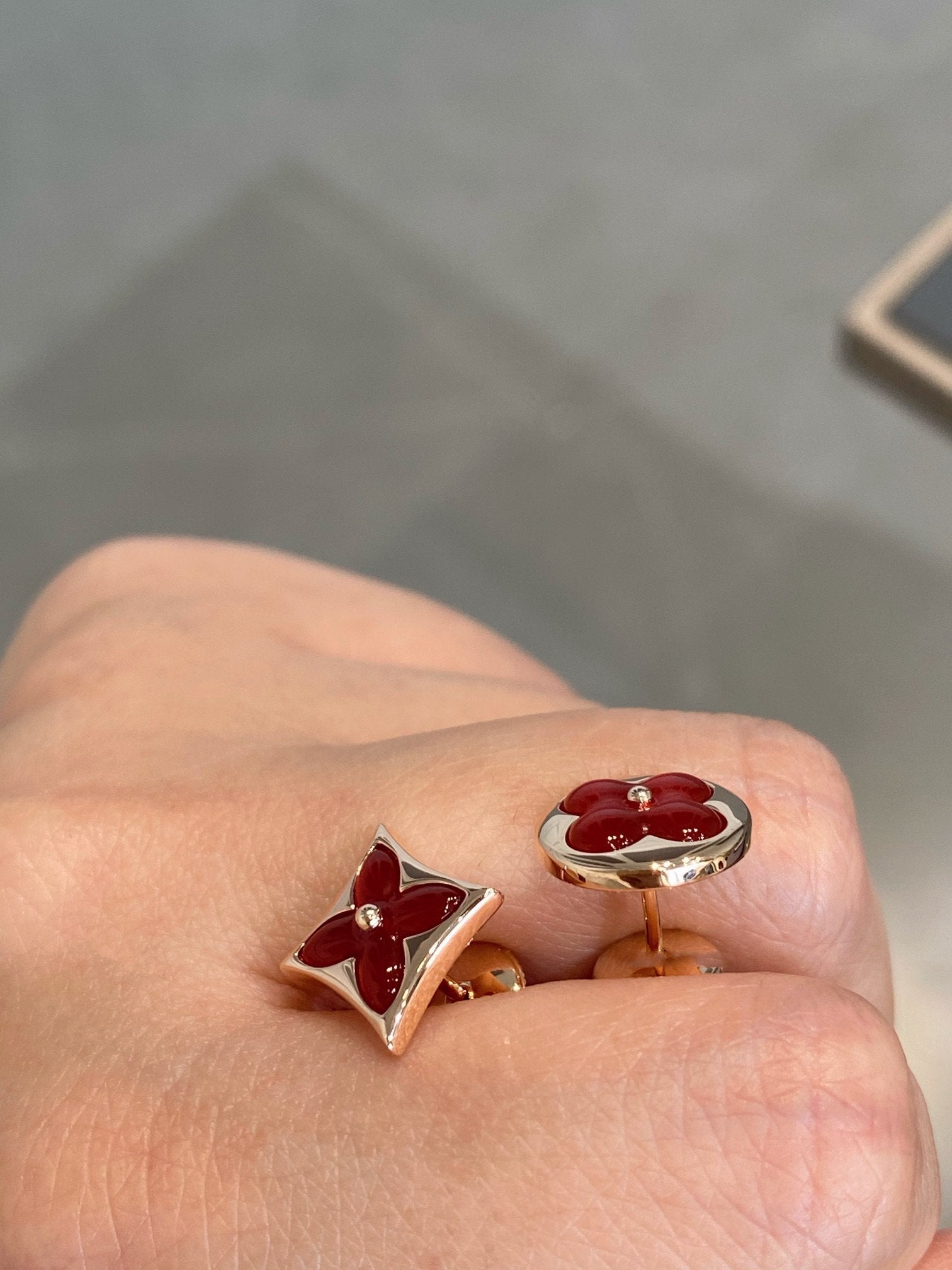 ??MIRA?¡¥STAR AND SUN PINK GOLD CARNELIAN STUD EARRINGS