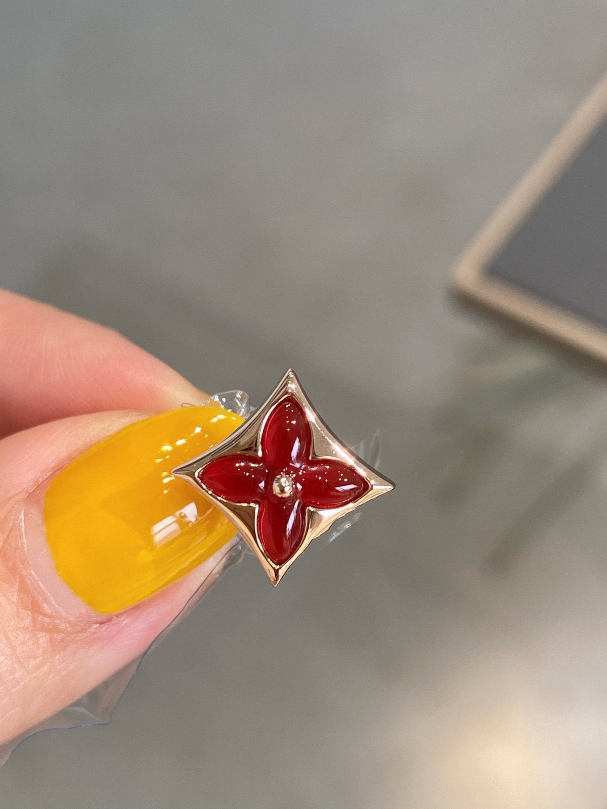 ??MIRA?¡¥STAR AND SUN PINK GOLD CARNELIAN STUD EARRINGS