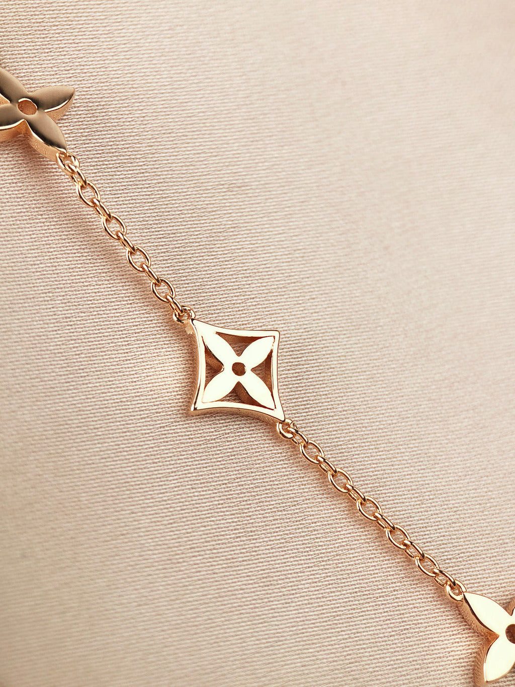 ??MIRA?¡¥STAR AND SUN 7 MOTIFS GOLD BRACELET