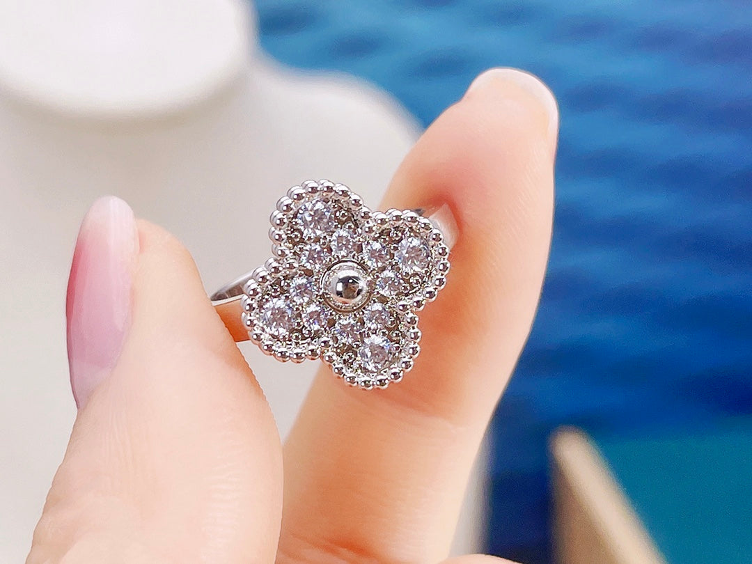 ??MIRA?¡¥CLOVER DIAMOND RING