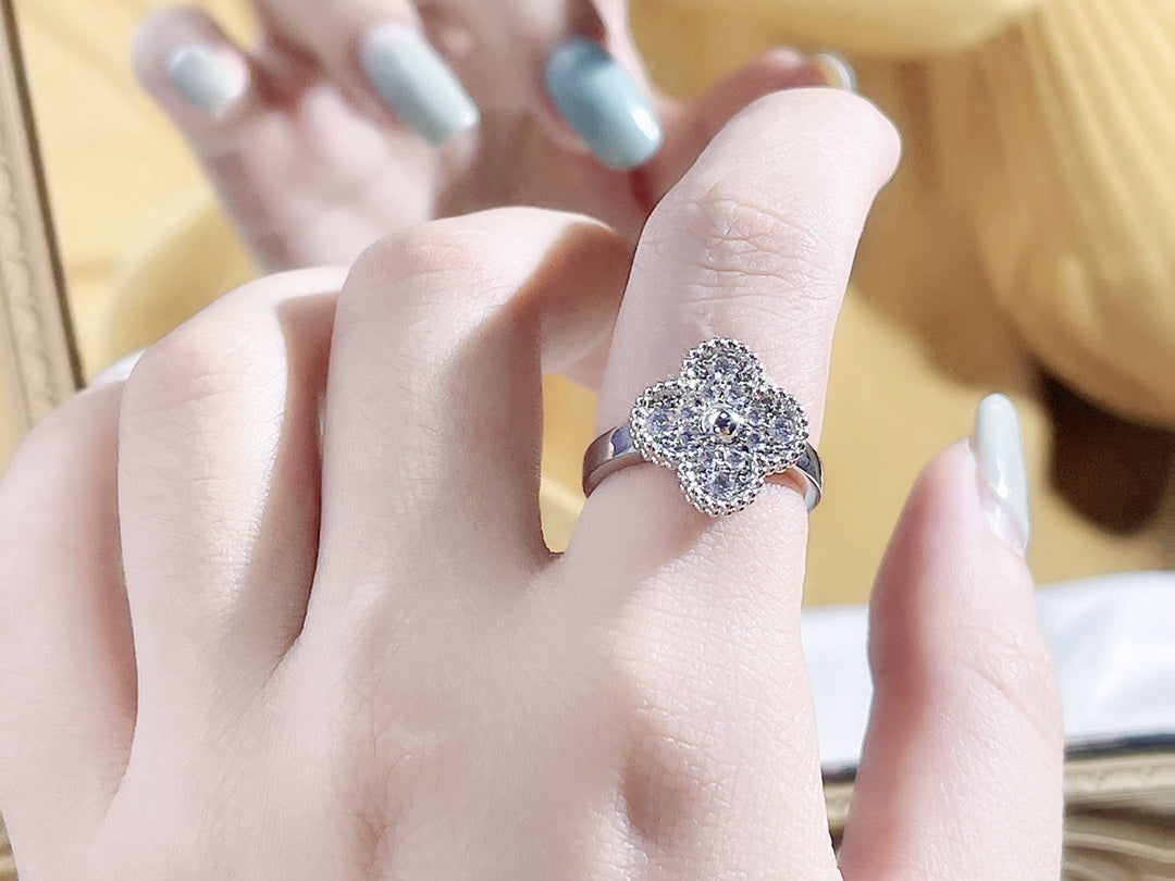 ??MIRA?¡¥CLOVER DIAMOND RING