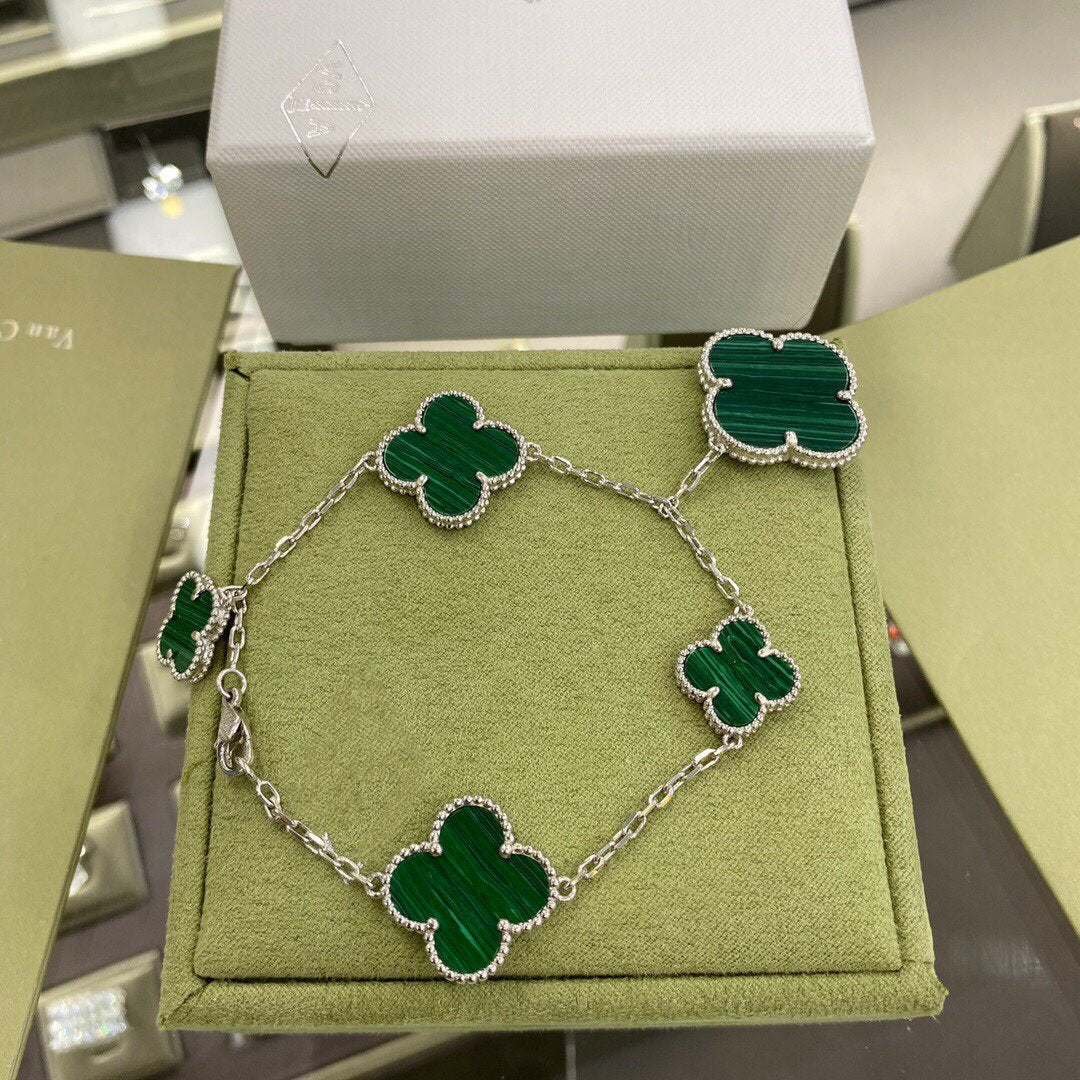 ??MIRA?¡¥CLOVER 5 MOTIFS SIVLER MALACHITE BRACELET