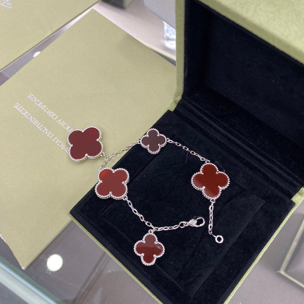 ??MIRA?¡¥CLOVER 5 MOTIFS SIVLER CARNELIAN BRACELET