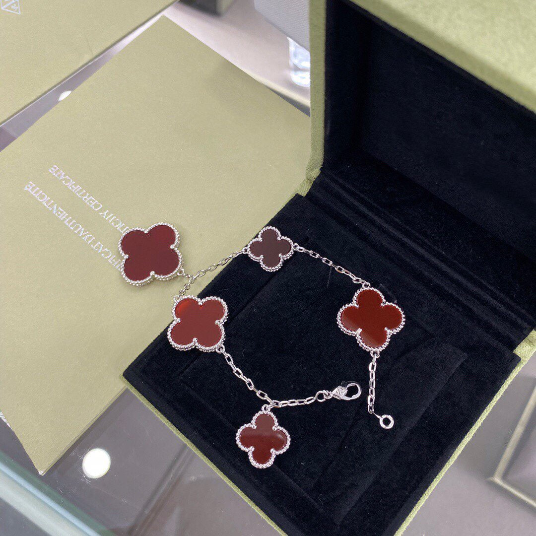 ??MIRA?¡¥CLOVER 5 MOTIFS SIVLER CARNELIAN BRACELET