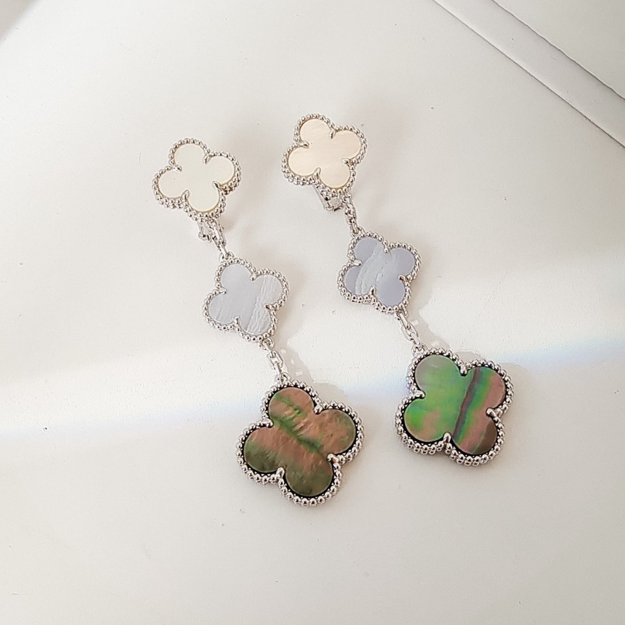 ??MIRA?¡¥CLOVER 3 MOTIFS CHALCEDONY DARK MOP SILVER EARRINGS