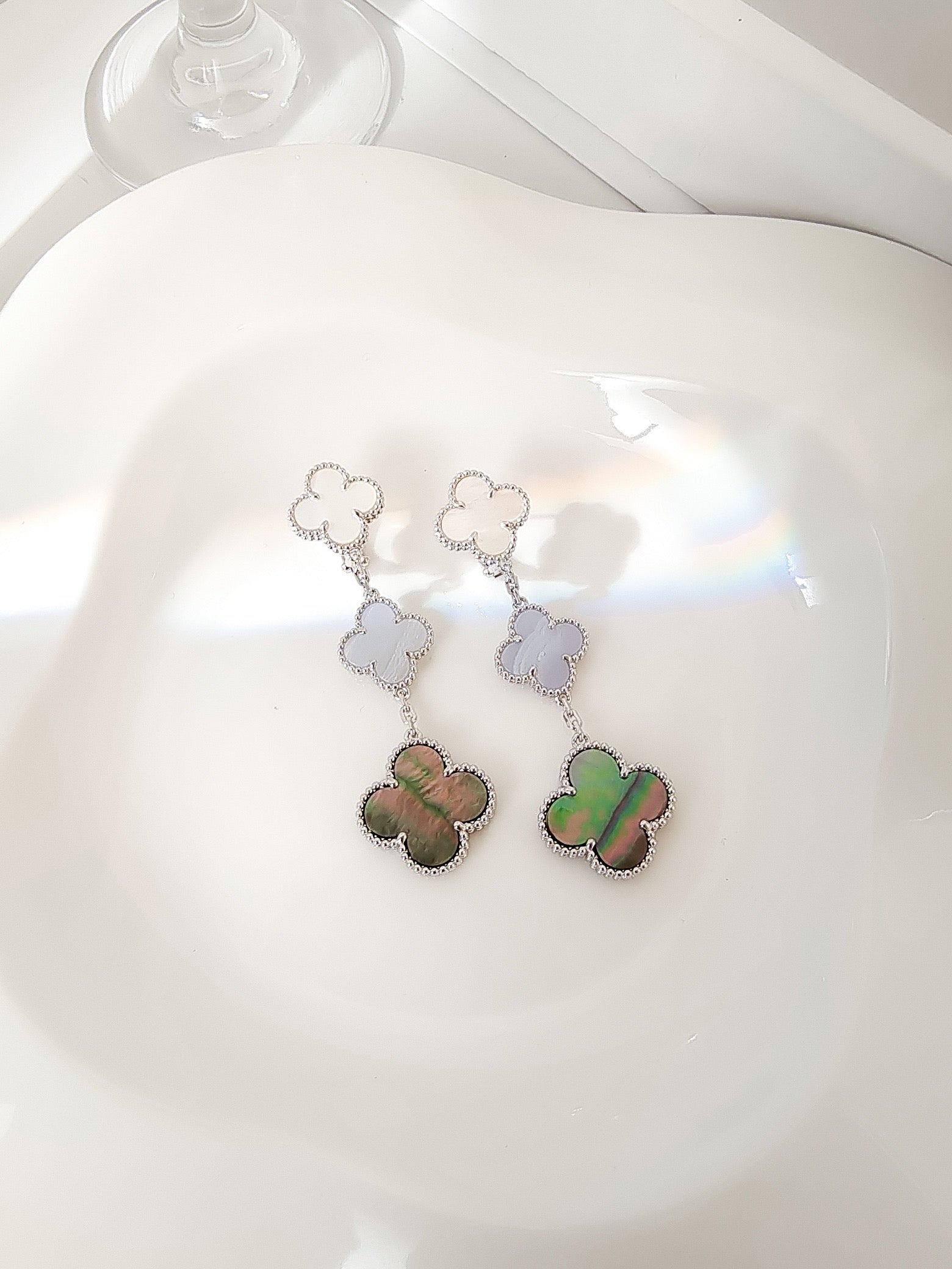 ??MIRA?¡¥CLOVER 3 MOTIFS CHALCEDONY DARK MOP SILVER EARRINGS