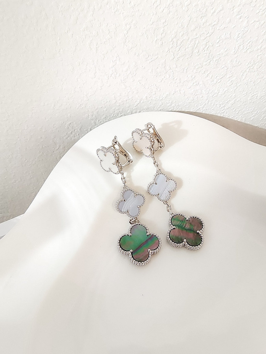 ??MIRA?¡¥CLOVER 3 MOTIFS CHALCEDONY DARK MOP SILVER EARRINGS
