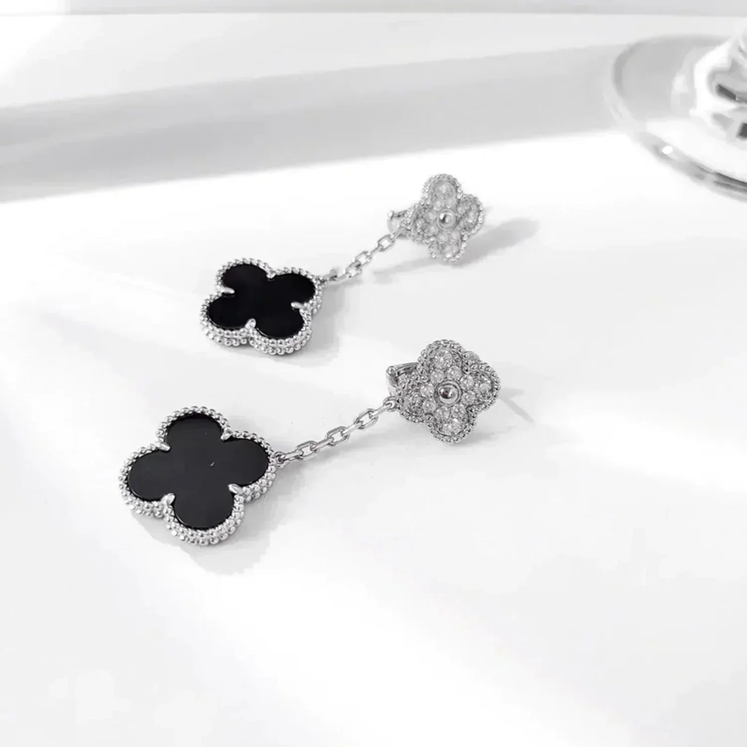 ??MIRA?¡¥CLOVER 2 MOTIFS  DIAMOND ONYX EARRINGS SILVER